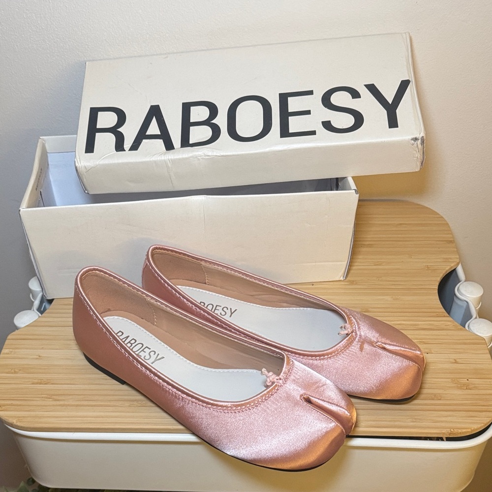 [NWT] RABOESY Women's Pink Satin Tabi Ballet Flats
